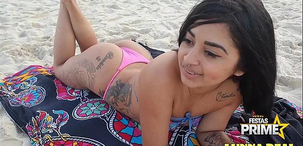  Novinha sozinha na praia de Copacabana Chama a atenção de Pescador tarado , Dj Jump e Festa Prime